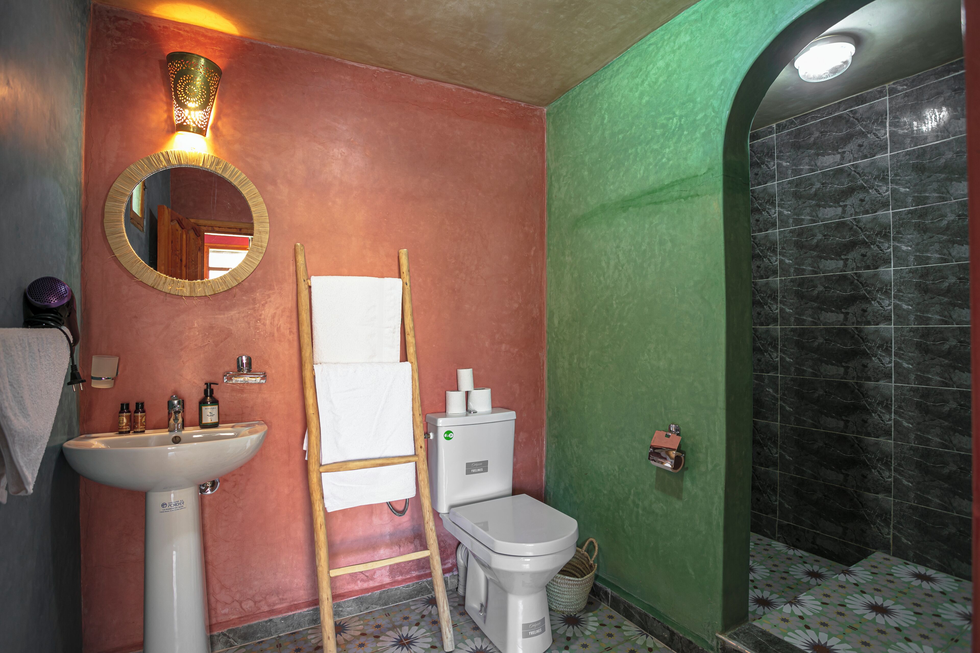 Une salle de bain avec un lavabo, des toilettes et une douche.