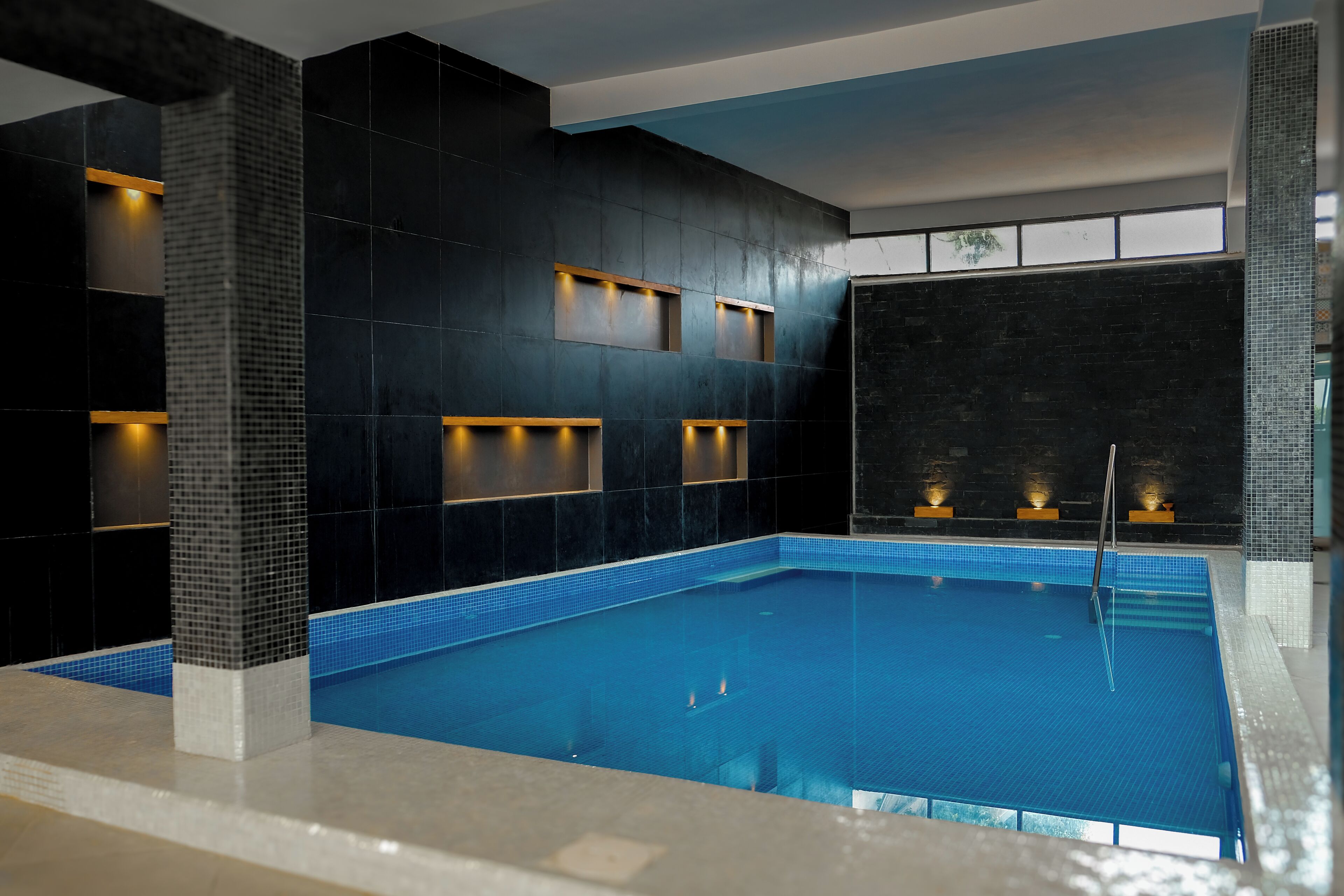 Salas de tratamiento para parejas, un sauna, una bañera de hidromasaje