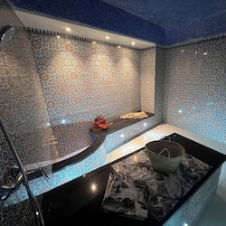 Couples treatment rooms, sauna, hot tub, steam room, Turkish bath