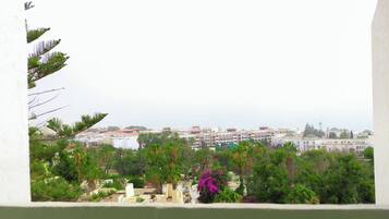 Vista de una zona residencial con edificios y zonas verdes.