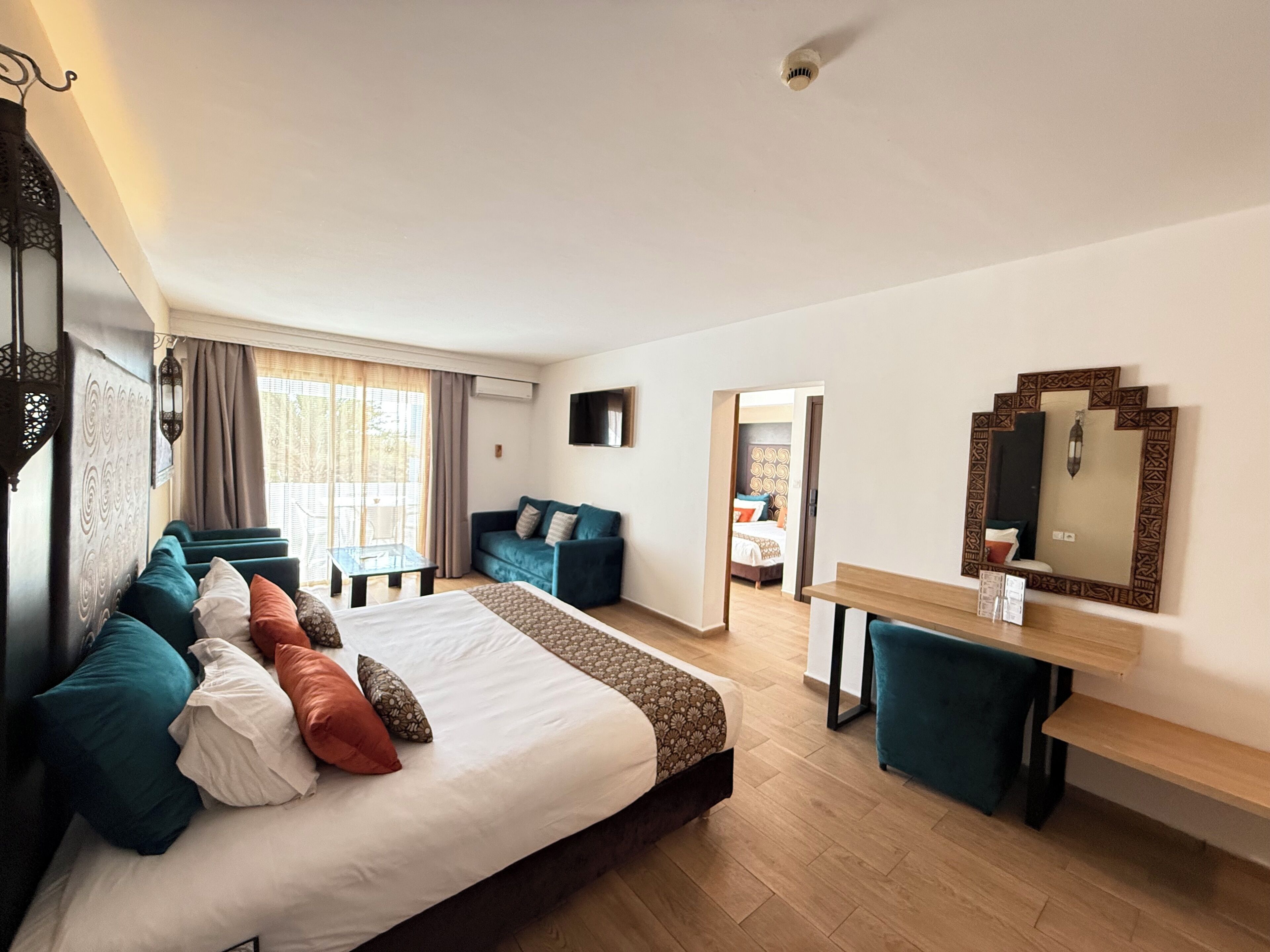 Suite familiare | Minibar, una scrivania, postazione laptop, tende oscuranti