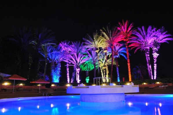 Outdoor pool, pool umbrellas, sun loungers