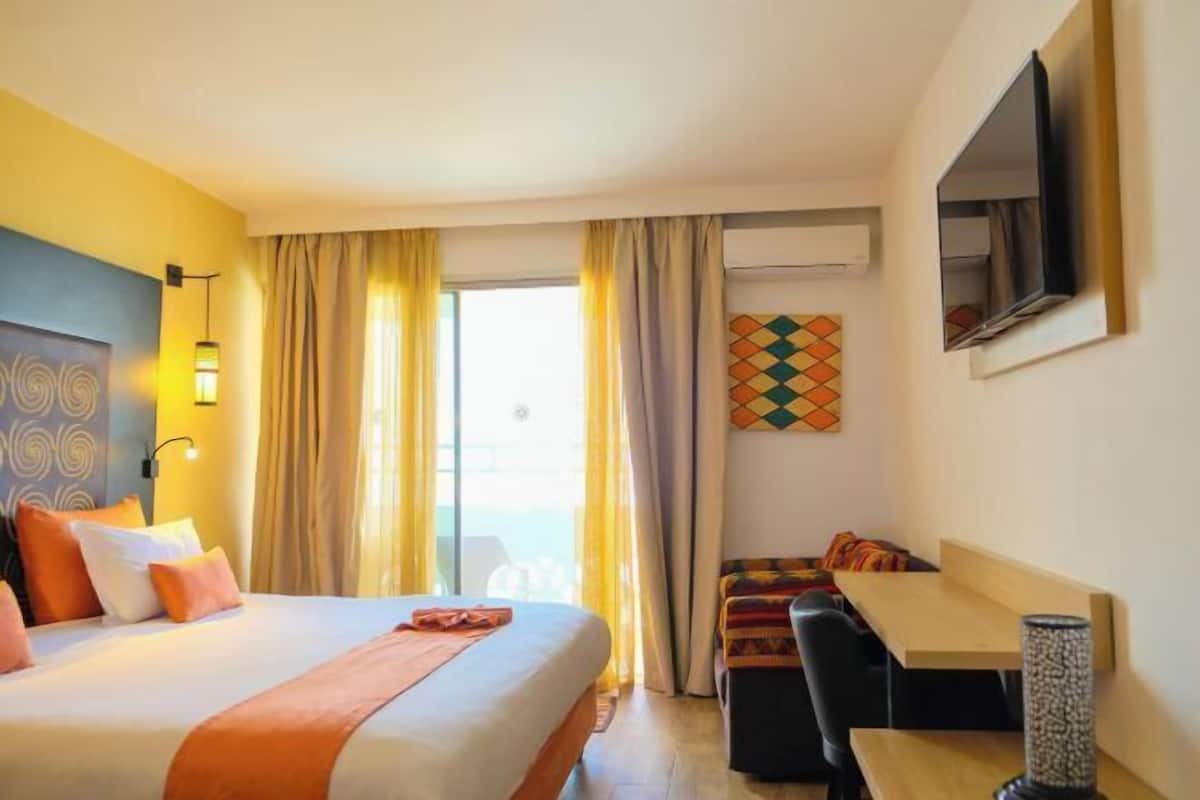 Minibar, desk, laptop workspace, blackout curtains