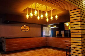 2 bars/lounges, swim-up bar, poolside bar