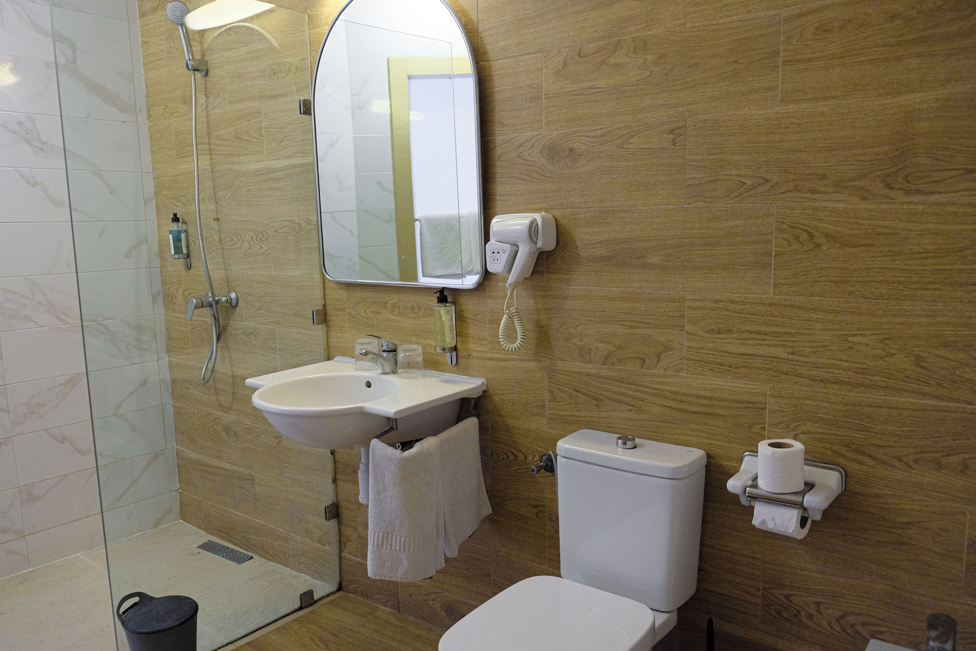 Dusche, kostenlose Toilettenartikel, Haartrockner, Bidet