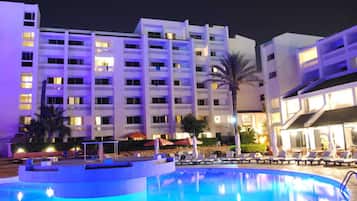 Outdoor pool, pool umbrellas, sun loungers