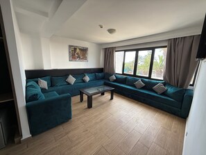 Familiesuite | Opholdsområde | Tv, bordtennisbord, printere