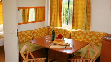 Mobile Unterkunft, Terrasse, Meerblick | Wohnbereich | Flachbildfernseher