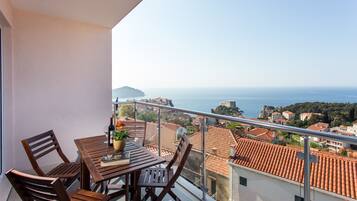 Premium bedding, in-room safe, desk, blackout drapes