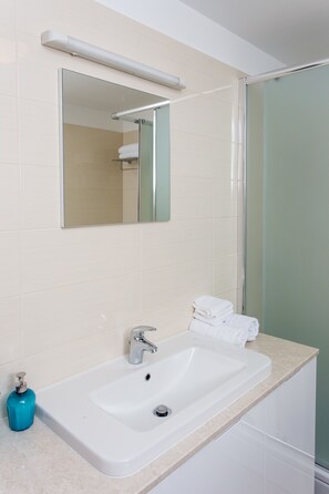Two-Bedroom Apartment with Terrace | Bathroom | Shower, hair dryer, towels - Villa Ankora (Dubrovnik)