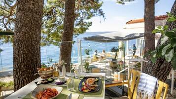 Breakfast, lunch, dinner served; international cuisine