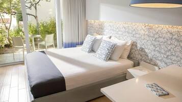 Minibar, in-room safe, desk, free WiFi