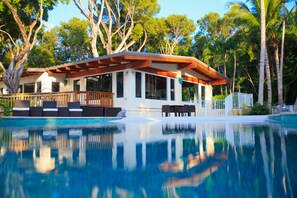 The Grand Lodge | Premium bedding, in-room safe, blackout drapes, iron/ironing board - Largo Resort (Key Largo)