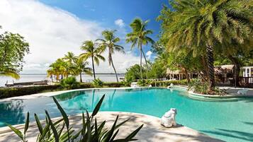 Udendørs pool, parasoller, liggestole