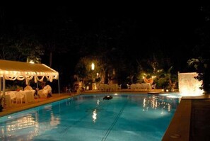 Piscina all'aperto, ombrelloni da piscina, lettini
