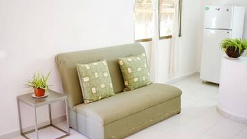 Departamento, 1 cama matrimonial | Área de sala de estar | Televisión de pantalla plana de 15 pulgadas con canales por cable