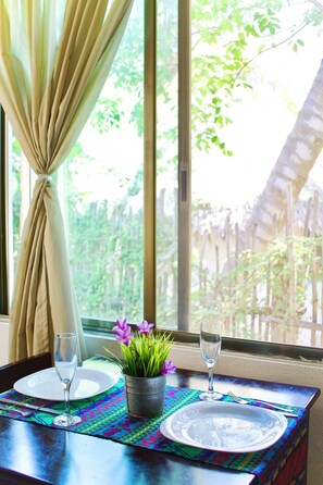 Appartement, 1 lit double | Restauration dans la chambre