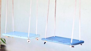 A blue swing set with white ropes against a light-colored wall. - Casa Frida Holbox (Isla Holbox)
