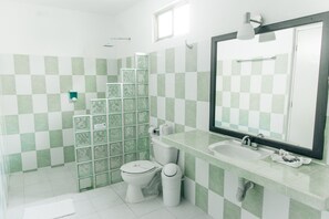 Apartment, 1 Double Bed | Bathroom | Shower, free toiletries, towels - Casa Frida Holbox (Isla Holbox)
