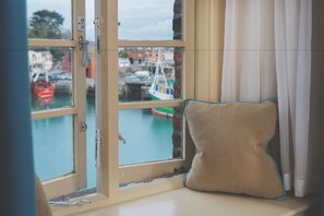 Escritorio, tabla de planchar con plancha, wifi gratis y ropa de cama 