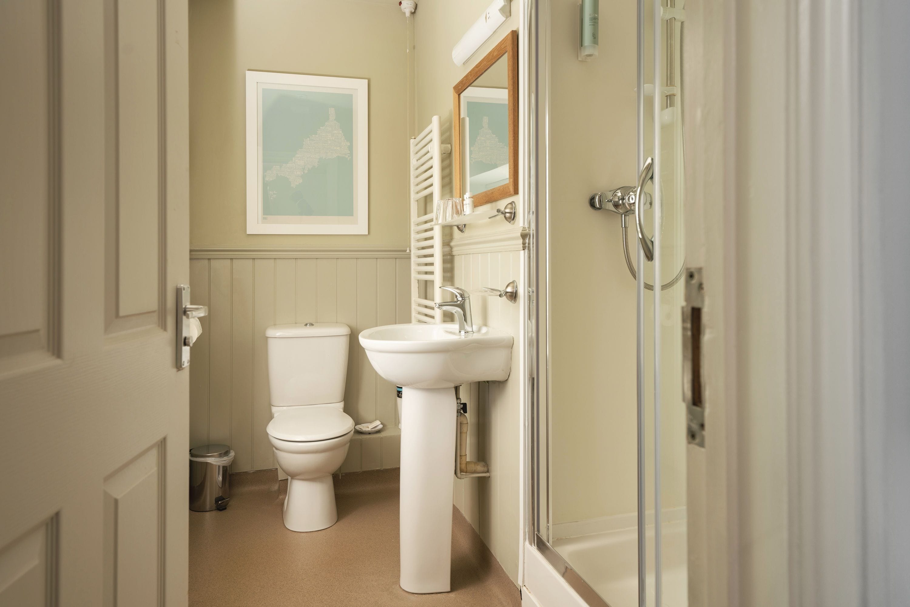 Un baño con inodoro, lavabo y ducha.