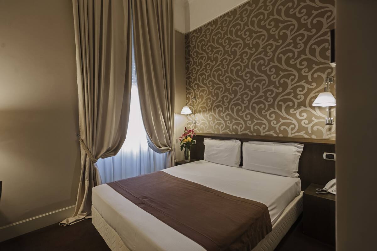 In-room safe, WiFi (free)