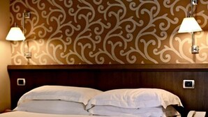 Classic Double Room | In-room safe, WiFi (free) - Villa Torlonia Hotel (Rome)