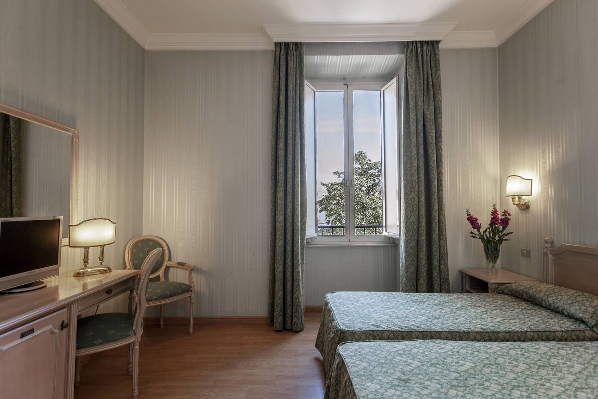 In-room safe, WiFi (free)