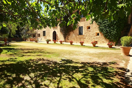 Property grounds. Hotel Agroturismo Possessió Binicomprat