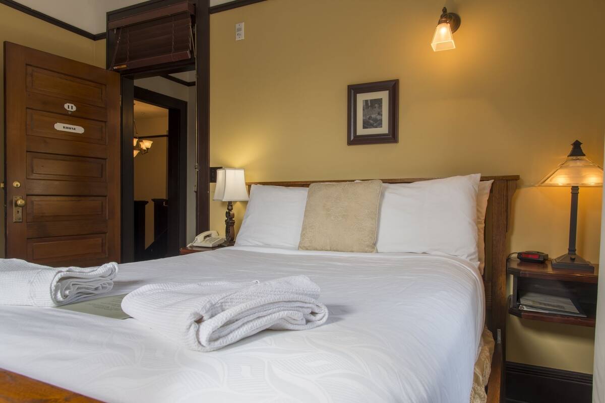 Royal Room, 1 Double Bed | Premium bedding, iron/ironing board (on request), free WiFi