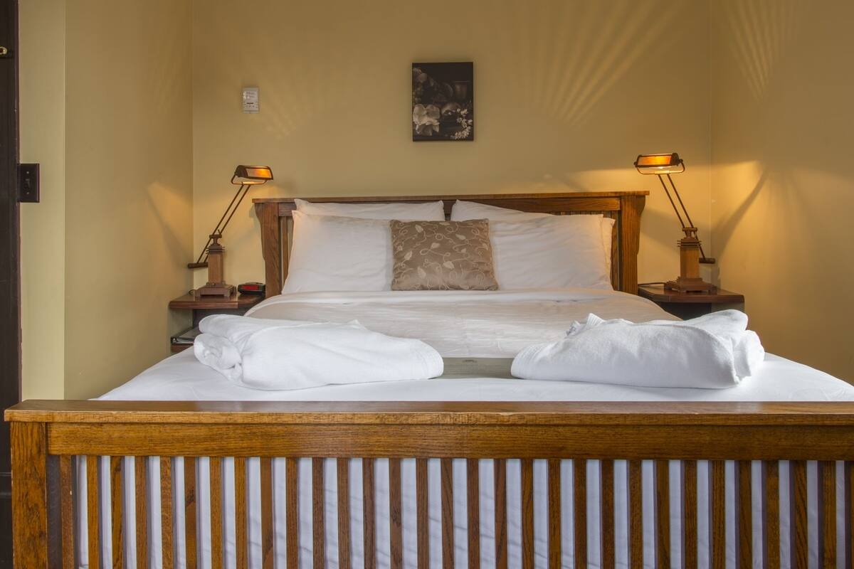 Premium bedding, iron/ironing board (on request), free WiFi