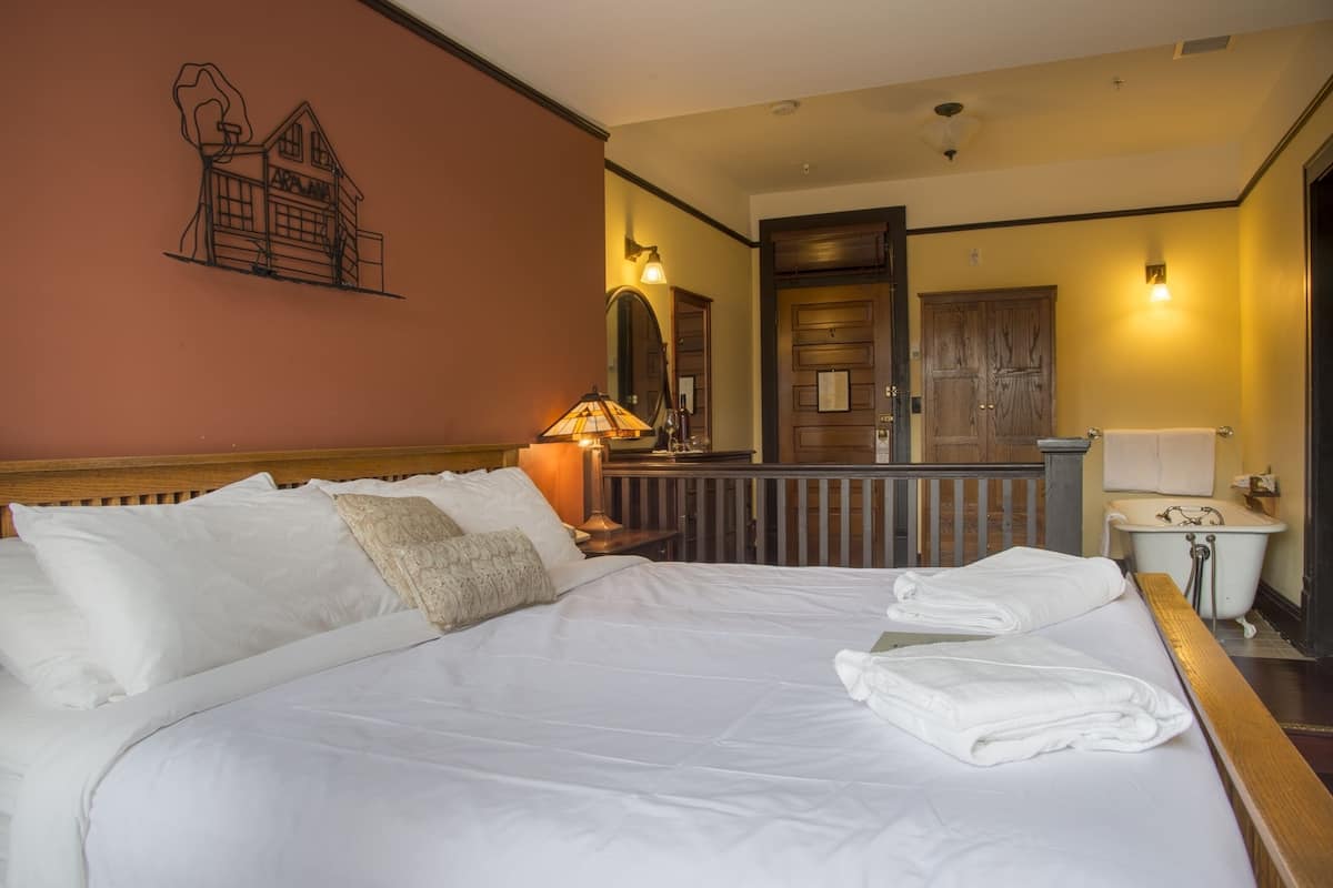 Royal Room, 1 King Bed (Superior) | Premium bedding, iron/ironing board (on request), free WiFi