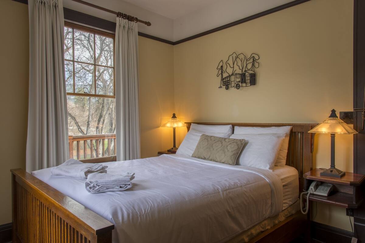 Royal Room, 1 Queen Bed (Superior) | Premium bedding, iron/ironing board (on request), free WiFi