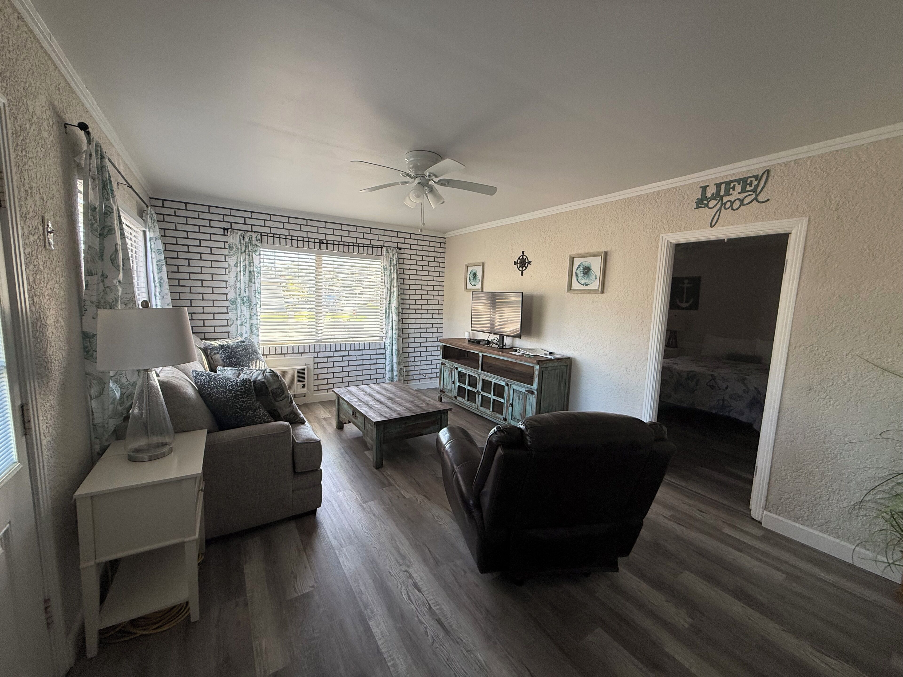 패밀리 스위트 | 거실 공간 | 디지털 채널 시청이 가능한 42인치 평면 TV