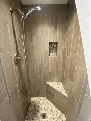 Comfort-studio, 2 keskisuurta parisänkyä, tupakointi kielletty | Kylpyhuone | Suihku, ilmaiset hygieniatuotteet, hiustenkuivaaja, pyyhkeet