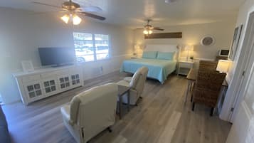Standard Room, 1 King Bed | Living area