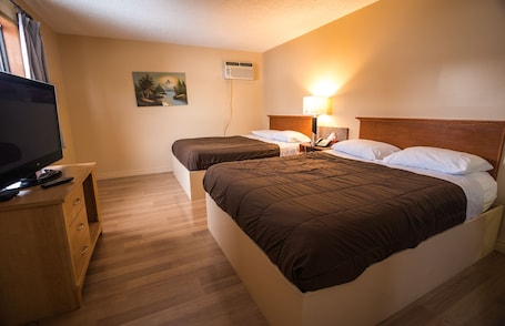 Quarto luxo, 2 camas de casal, para não fumantes, cozinha americana | Cortinas blackout, ferros/tábuas de passar roupa, Wi-Fi de cortesia. Horizon Motel