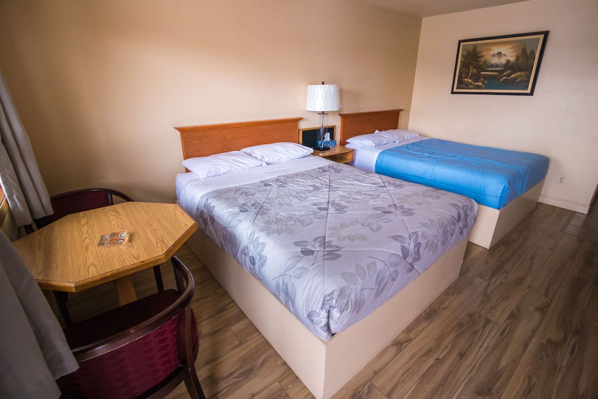 Habitación estándar, 2 camas matrimoniales, para fumadores | Ropa de cama de alta calidad y cortinas blackout