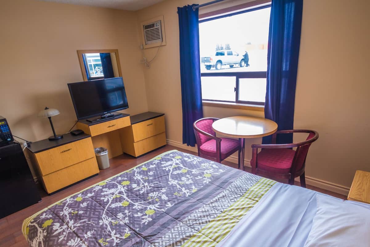 Habitación estándar, 1 cama de matrimonio, no fumadores | Cortinas opacas, tabla de planchar con plancha, wifi gratis