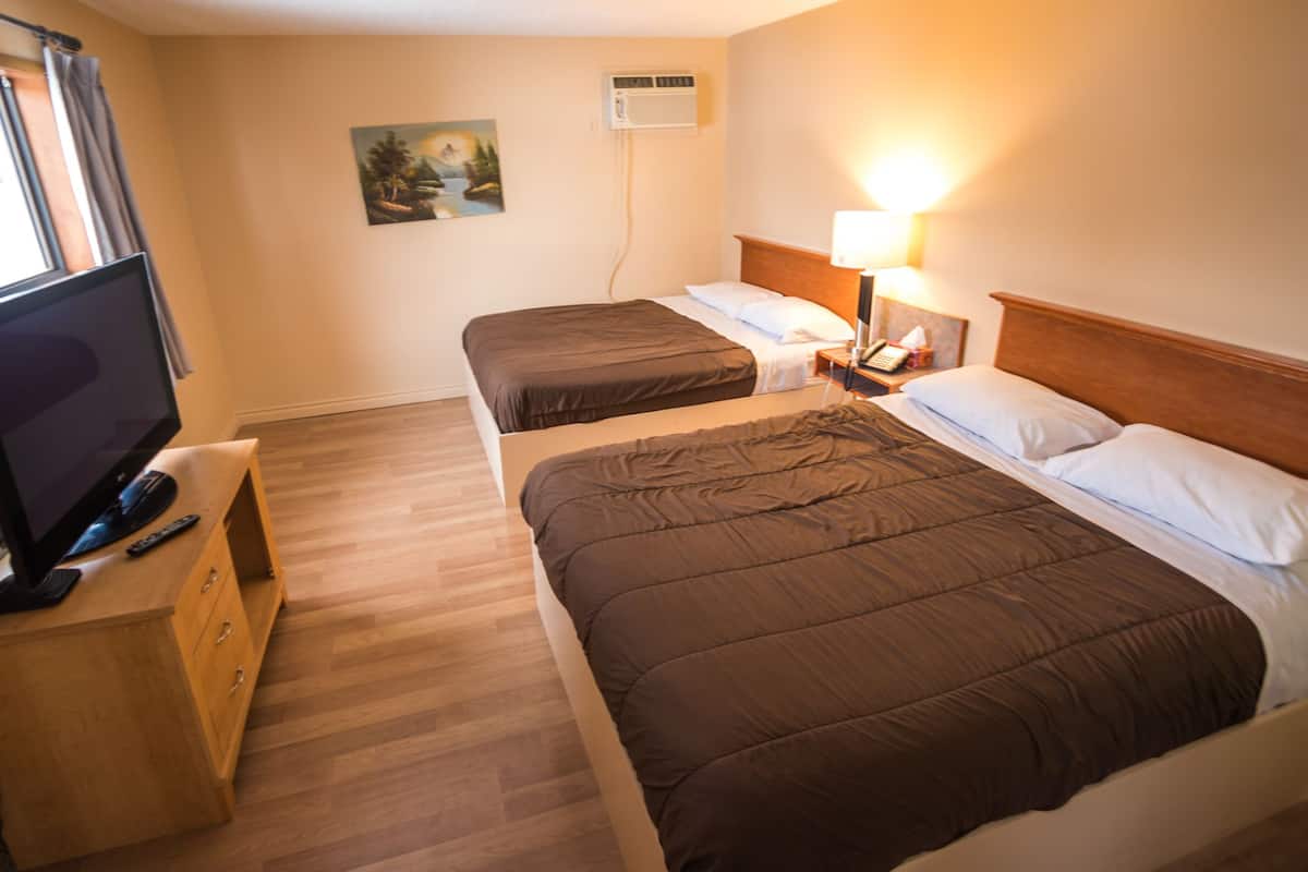 Habitación Deluxe, 2 camas matrimoniales, para no fumadores, cocineta | Ropa de cama de alta calidad y cortinas blackout