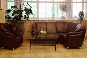 Coin salon dans le hall