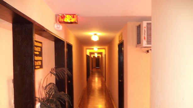 A hallway with a sign indicating the direction to the lobby. - Hotel Baja del Sol Inn (Playas de Rosarito)