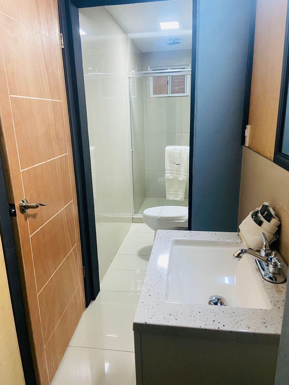 Ducha, artículos de tocador gratuitos, secador de pelo, toallas