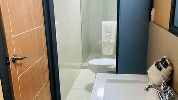 Kamar Premium | Kamar mandi | Shower, perlengkapan mandi gratis, pengering rambut, dan handuk