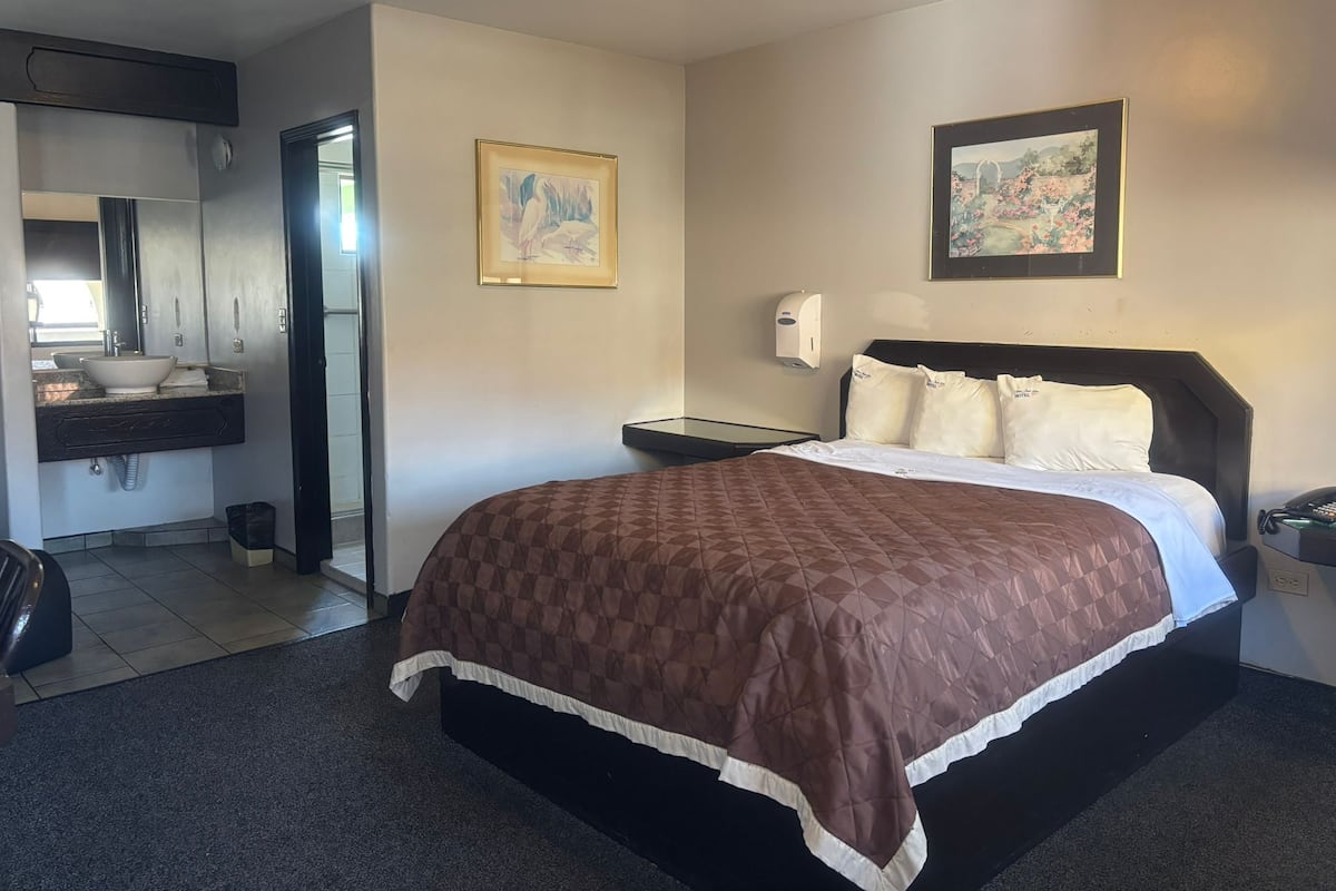 Standard Room | Desk, free WiFi, bed sheets