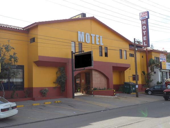 Un edificio amarillo con un letrero que dice "Motel".