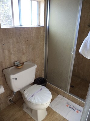 Standard Room | Bathroom - Hotel Villas de Santiago Inn (Tijuana)