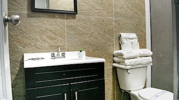 Habitación doble estándar | Baño | Regadera, amenidades de baño gratuitas, secadora de cabello, toallas