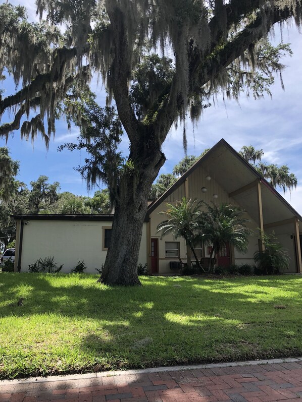 Vista frontal de la propiedad