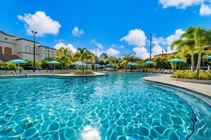3 piscinas al aire libre (de 09:00 a 22:30), sombrillas, tumbonas